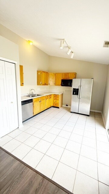 Building Photo - BROWNSBURG 3 BEDROOM/2 BATH HOME AVAILABLE NOW!