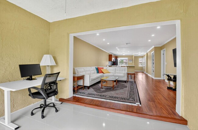 Building Photo - 9268 Vista Del Lago