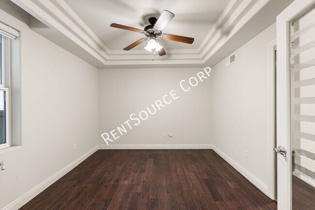 Building Photo - 12044 Hoffman St