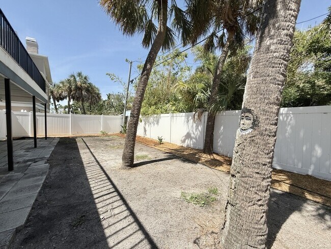 Building Photo - 867 Mandalay Ave