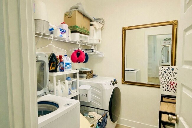 Building Photo - Spacious 4BR/2BA Home with Flexible Living Areas in Saddle Ridge