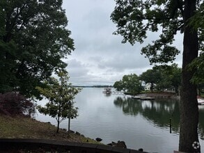 Building Photo - Four Bedroom Lake House in Denver