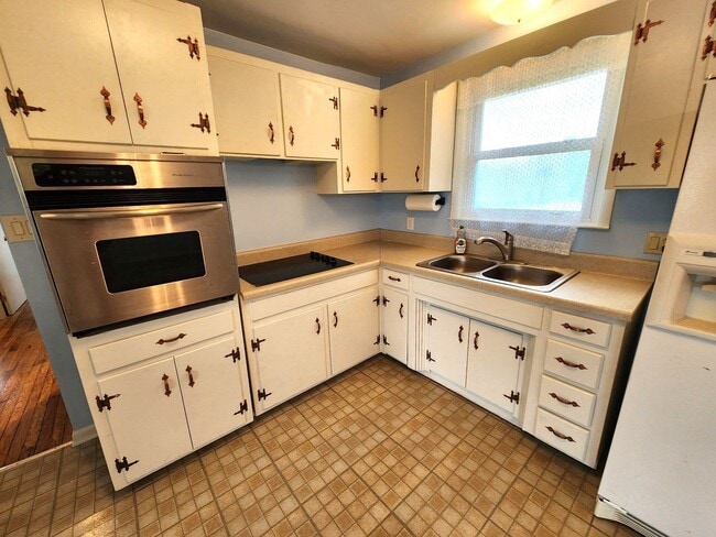 Building Photo - Quiet Country 3BR Ranch with 3.8acres betw...