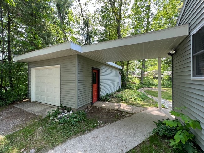 Building Photo - The Little Bungalow of Your Dreams Near East Bay! 2BR / 1BA Long-Term Rental