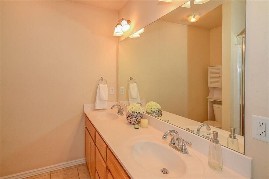 Building Photo - 913 Eagle Cliff Dr