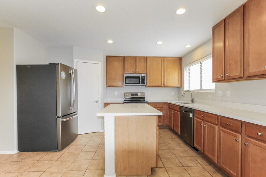 Building Photo - 973 E Doris St