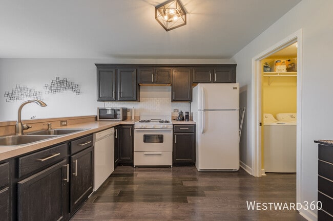 Building Photo - 1524 Meadowsedge Ln