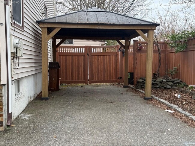 Building Photo - 524 Jerusalem Ave