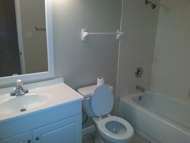 Building Photo - "Charming 4-Bed Oasis in Chandler with 2 Full Baths and Spacious 1,384 Sq Ft Layout!"