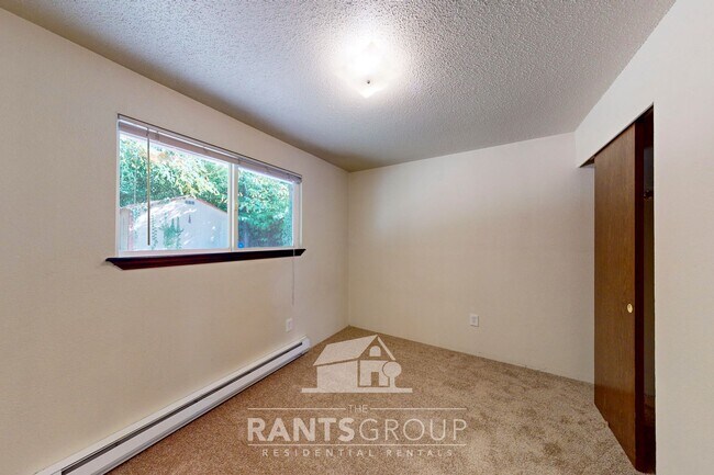 Building Photo - Great Location! Quiet Duplex!