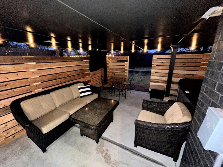 Building Photo - 11000 Springhollow Rd