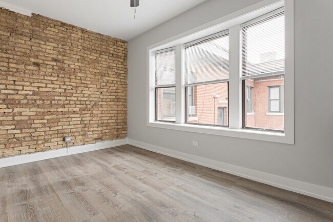 Building Photo - 7425 N Clark St