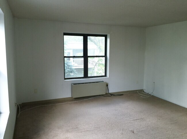 Building Photo - Spacious 3-bed 1.5 Bath in Excellent Neigh...