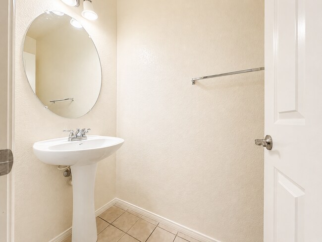 Building Photo - 3 Bedroom condo in Lake Elsinore