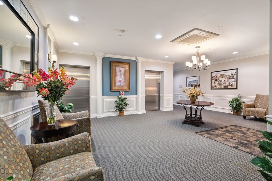 Building Photo - 300 W Elm St