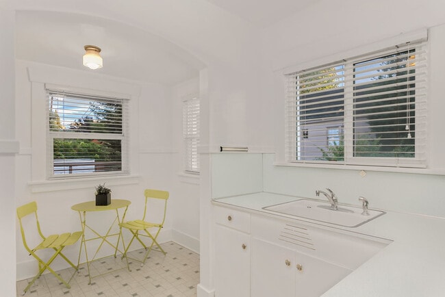 Building Photo - 2610 Glenwilde Pl E