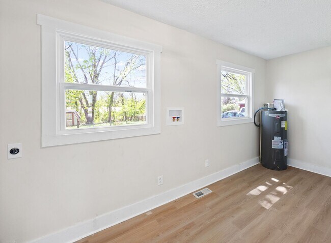 Building Photo - Dream House! Three Bedroom fully Renovated...