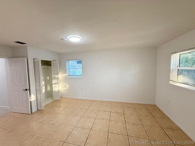 Building Photo - 912 SE Tarpon Ave