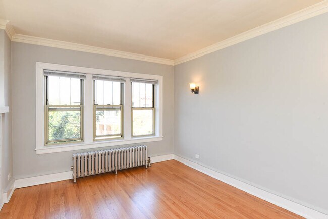 Building Photo - 5111 W Montrose Ave