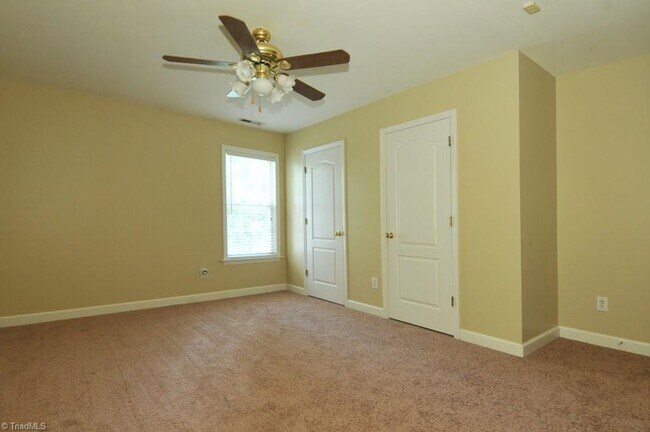 Building Photo - One level living with 1 car garage on golf course