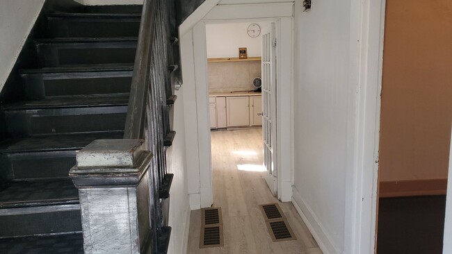 Building Photo - 3 bd, 1 ba house just north of downtown, w...