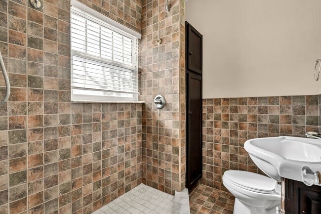 Building Photo - Charming and Spacious 2BR/1BA Unit in Hist...