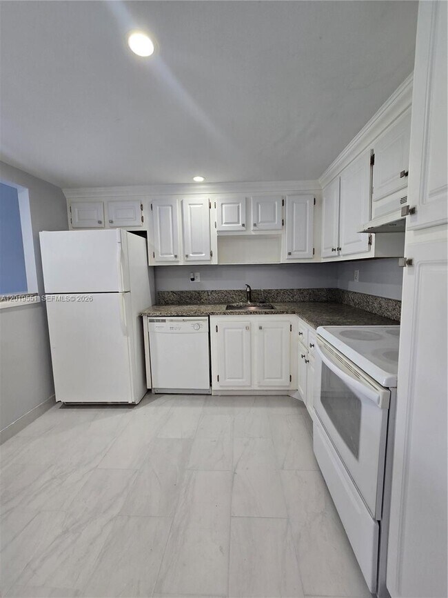 Building Photo - 2761 Taft St