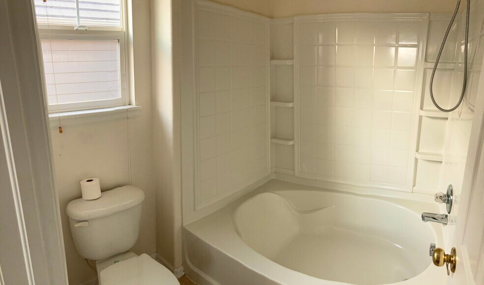 Master Bathroom - 15949 Longford Dr