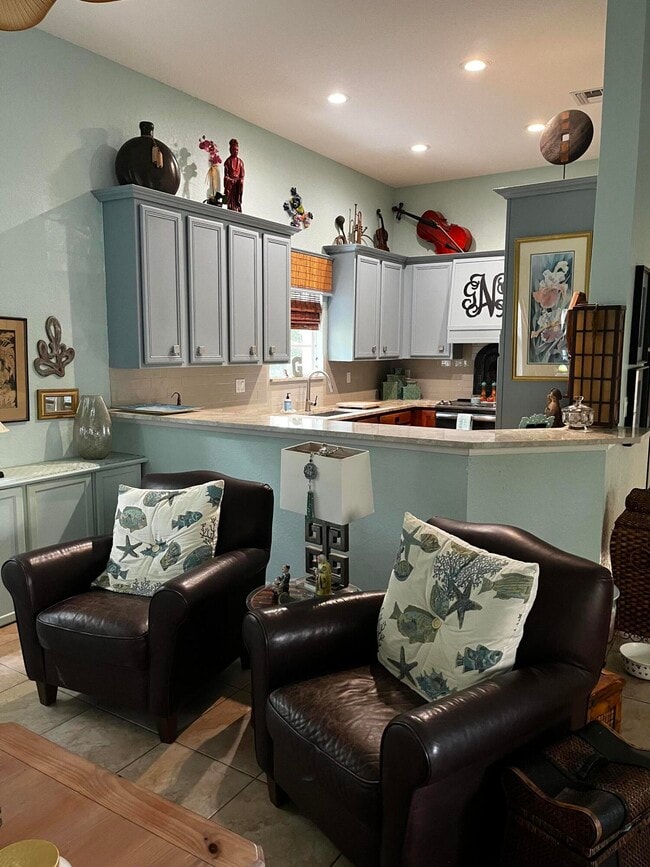 Building Photo - 127 Arklow Ave