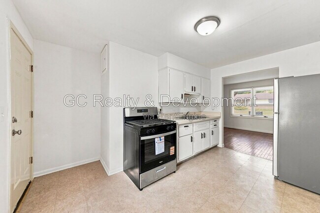 Building Photo - 913 3rd St