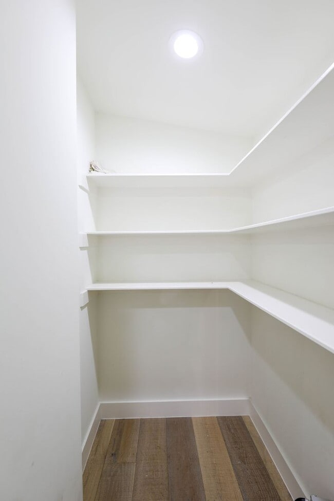 Building Photo - 8 Bedrooms 8 Baths Pre-leasing Now for 202...