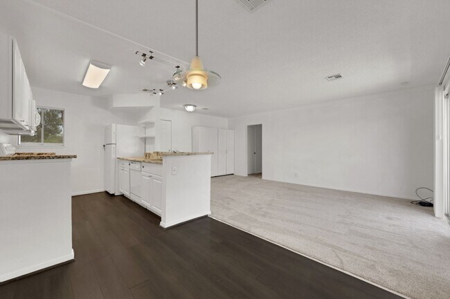 Building Photo - CUTE REMODELED TWO BEDROOM UNIT IN CENTRAL LOCATION