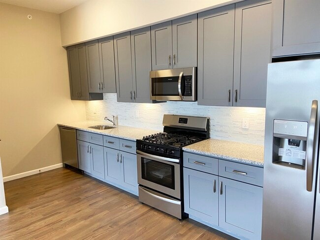 Building Photo - 195 Ave E