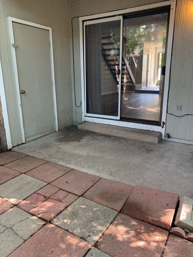 Building Photo - 1925 Ross Ct