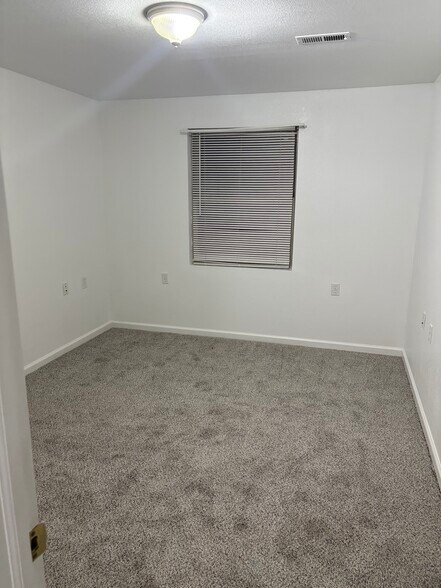 Building Photo - 2370 Old River Rd