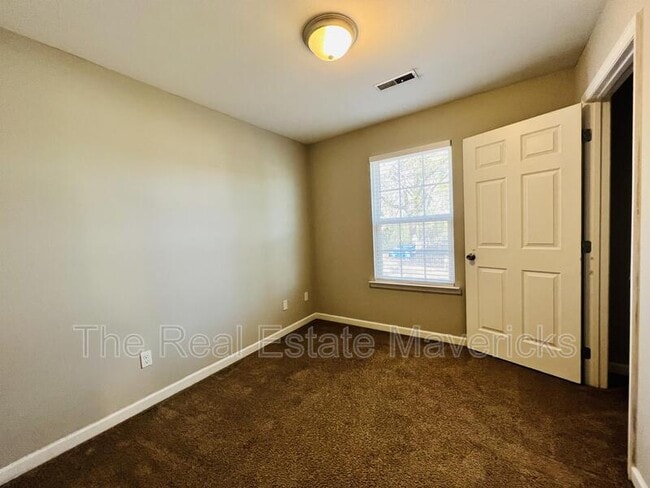 Building Photo - 311 N Holly St
