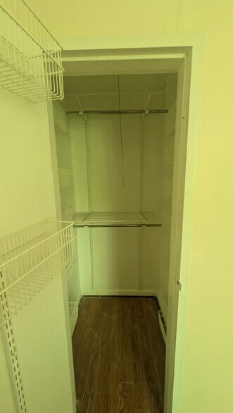 Walkin closet - 7420 Lakeview Dr