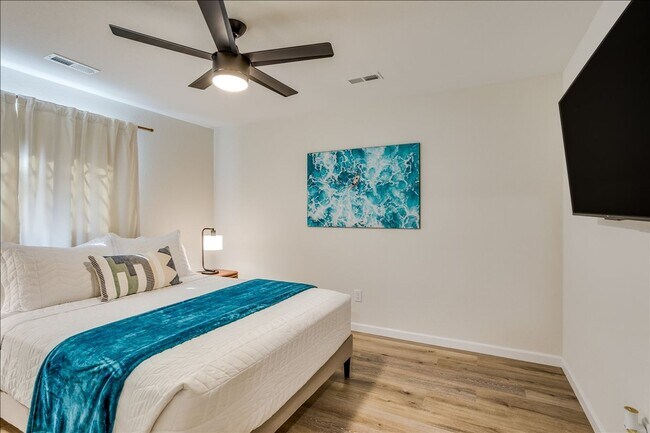 Building Photo - BEAUTIFUL 5 BEDROOM HOME  WITH LAKE VIEW A...