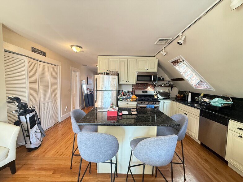 Building Photo - 9 Mapleton St