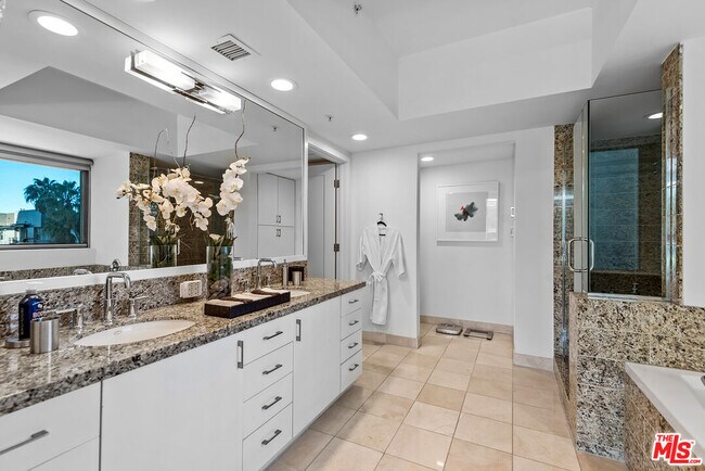 Building Photo - 13700 Marina Pointe Dr