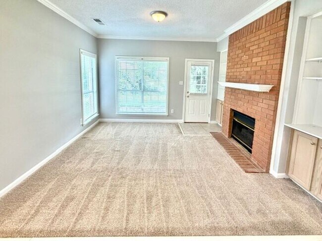 Building Photo - Spacious 4 bedroom with den available now in Cordova.
