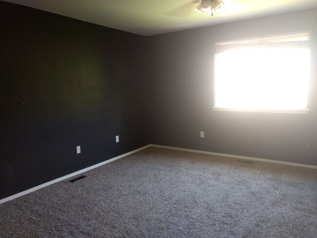 Building Photo - Beautiful 3B/2.5B Home in Ridge Crest Neighborhood - Ready for Move-in