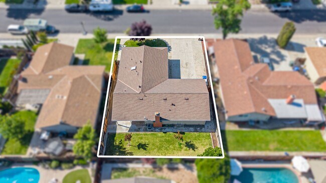 Building Photo - 2025 Sweetwater Dr