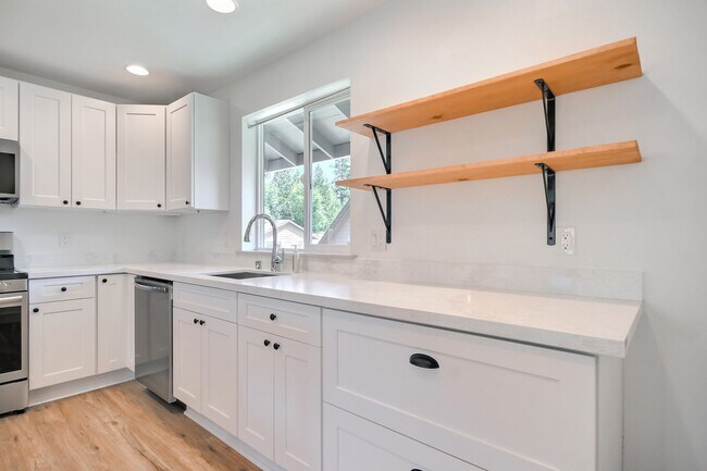Building Photo - Beautiful 2 Bedroom 2.5 Bath Home In Everett!
