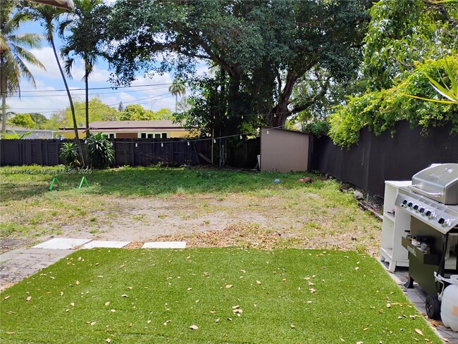 Building Photo - 252 S Biscayne River Dr