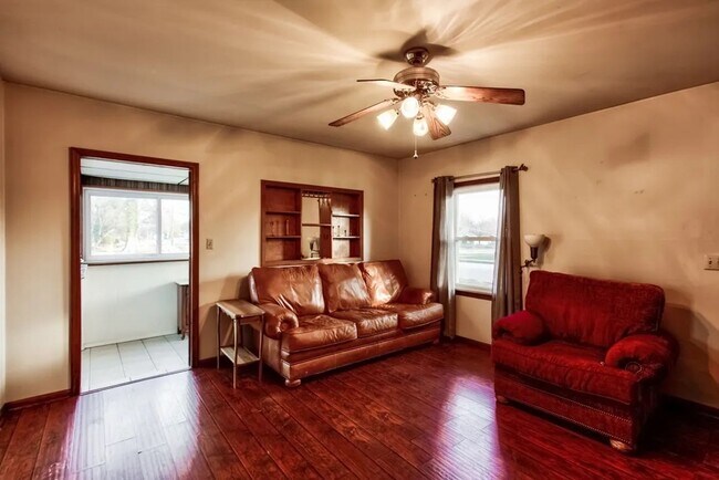 Building Photo - 2 Bedroom Full of Character