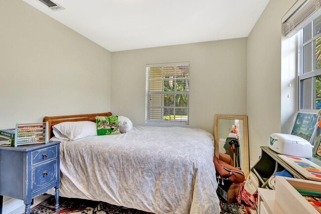 Building Photo - 227 NE 12th St