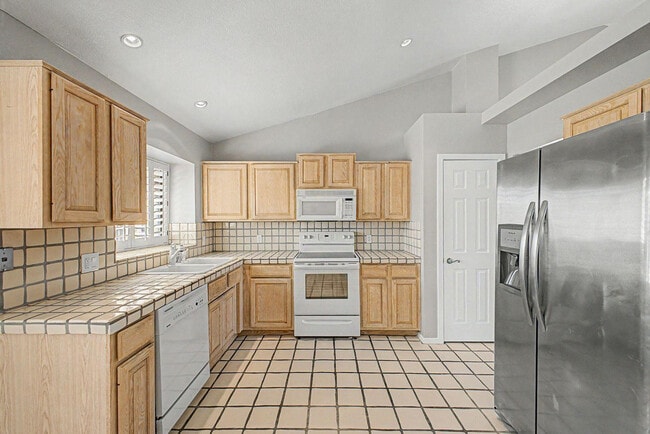 Building Photo - 5719 E St John Rd