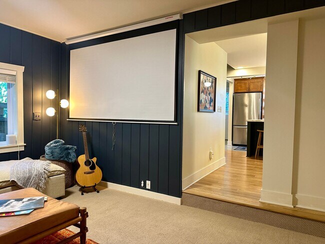 Building Photo - Gorgeous Maple Leaf Property - Huge Yard a...