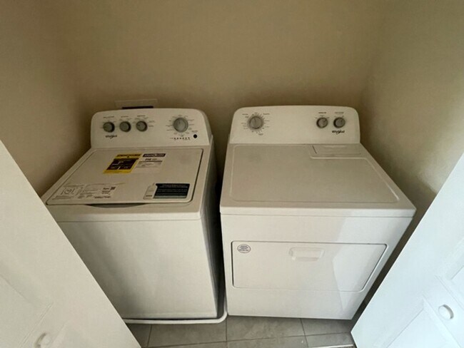 Building Photo - 2 Bed- 3 Bath Townhouse Located at Deer Run!  D.R. Horton Townhome Community - 1 Month FREE
